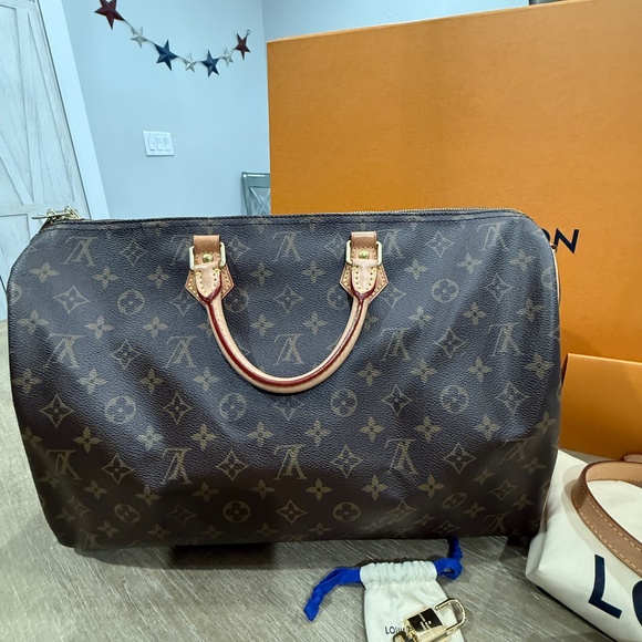 Authentic Louis Vuitton Monogram Speedy Bandouliere 40 - Picture 2 of 16